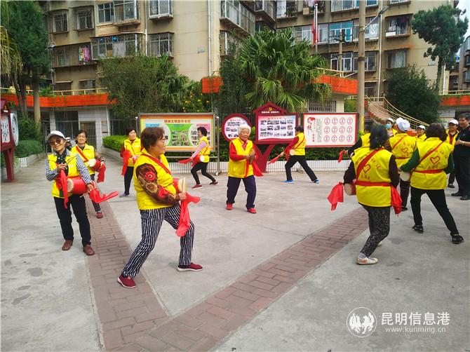 “永興幫幫團(tuán)”的老年朋友在表演腰鼓。記者江楓攝