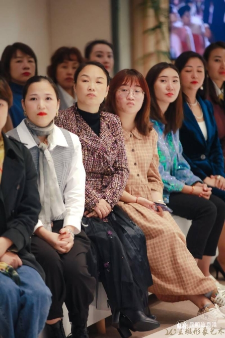 昆明市黨外知識分子聯(lián)誼會舉行新時期女性形象美學(xué)展示交流活動1