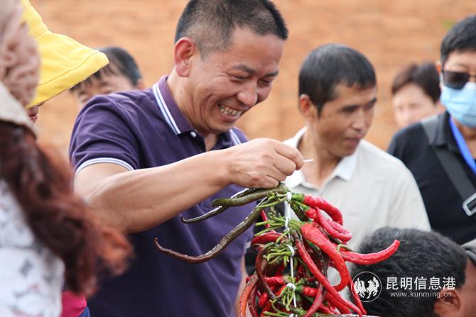 辮辣椒比賽。記者薛江濤攝