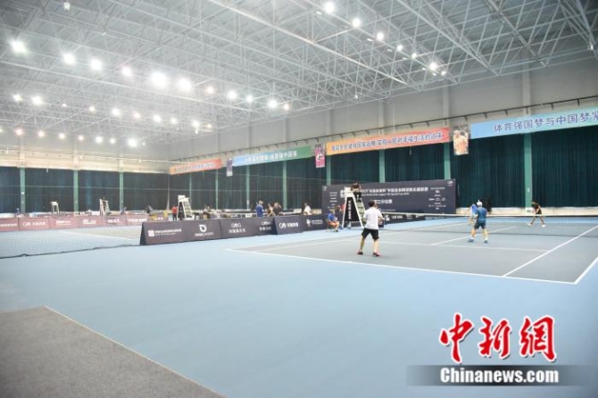在梅河口市體育中心，市民正在運(yùn)動(dòng)。劉歡 攝