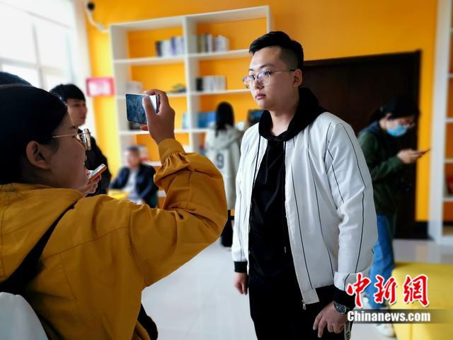 　　夏吉澤接受記者團(tuán)的采訪。劉歡 攝