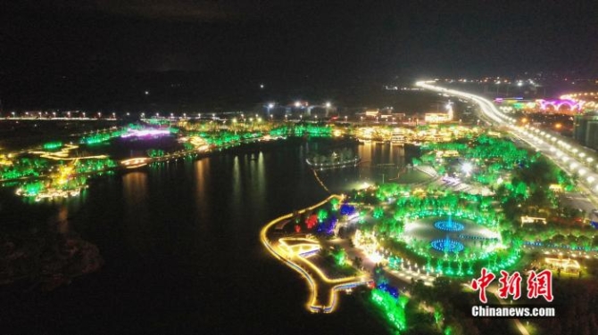 　　海龍湖公園夜景。梅河口市網(wǎng)信辦 供圖