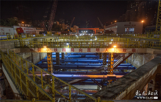 11是夜，工地仍然燈火通明。