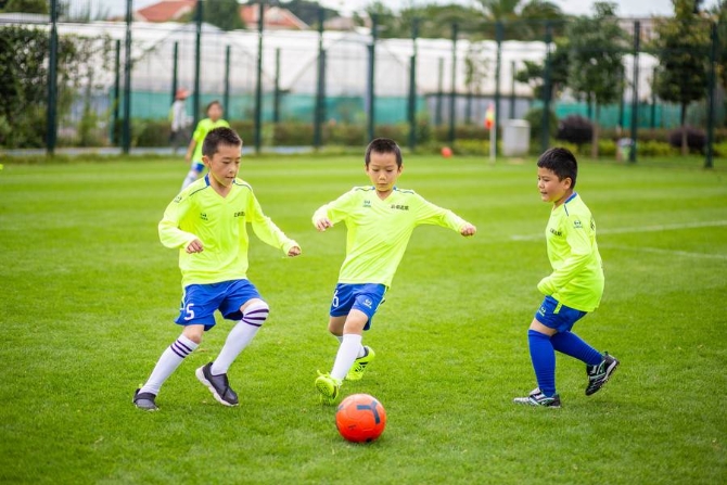 足球夢(mèng) 中國夢(mèng):昆明西山區(qū)芳草地國際學(xué)校全面普及校園足球運(yùn)動(dòng)