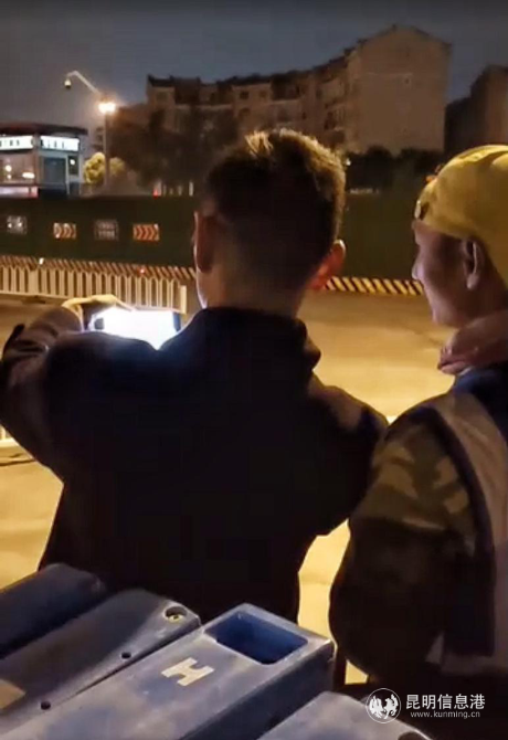 失主陸先生主動和王智鋒合影_副本