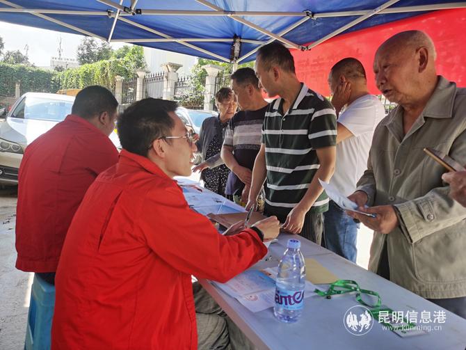 云南昆侖燃?xì)夤ぷ魅藛T為住戶解答相關(guān)問題