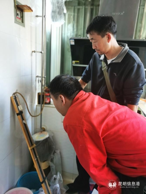 云南昆侖燃?xì)夤ぷ魅藛T進(jìn)行通氣檢查。