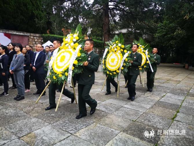 為烈士墓敬獻花圈