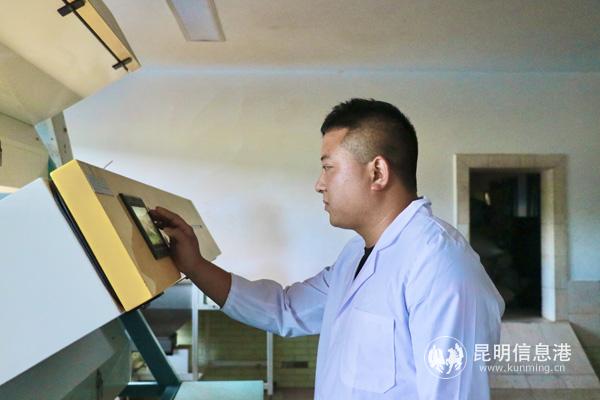 4 阿圳楊在精制車間操作智能選色機 張玉玲攝 4 阿圳楊在精制車間操作智能選色機 張玉玲攝