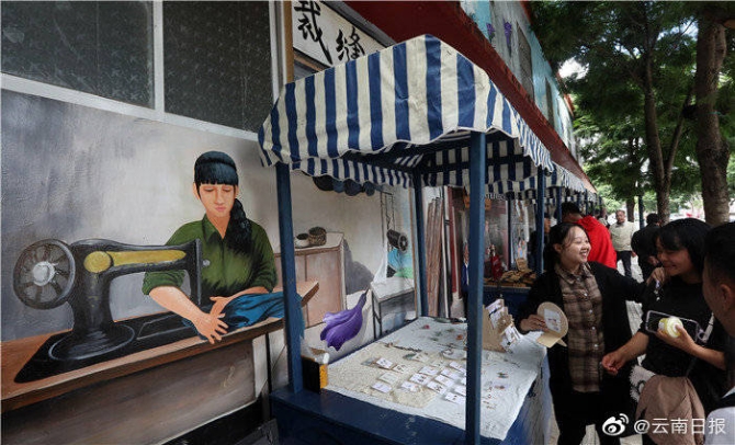 昆明藍(lán)花楹大道“盲盒”集市 這個(gè)假日你去打卡了嗎？