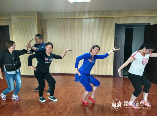 2017年，昆明市文化館余彥民老師延伸服務(wù)點(diǎn)(呈貢殘聯(lián))-花燈舞蹈培訓(xùn)
