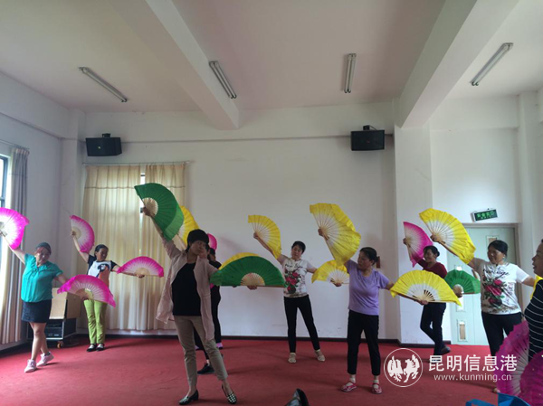 昆明市文化館多次深入鄉(xiāng)村和社區(qū)，開展文化業(yè)務(wù)輔導(dǎo)培訓(xùn)。