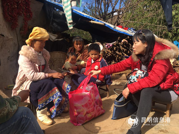 昆明市文化館赴祿勸湯郎箐村開展扶貧活動(dòng)