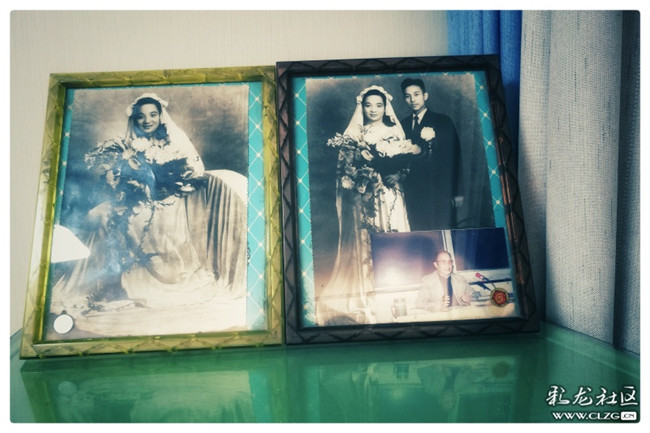 3父母生前遺像(攝于1950年7月12日)緊靠窗前，好像從來(lái)就沒(méi)有離開(kāi)過(guò)我們。