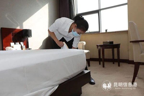 放置窗臺(tái)的記錄儀全景拍攝打掃過程 放置窗臺(tái)的記錄儀全景拍攝打掃過程