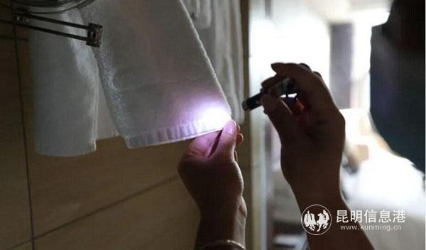 熒光筆檢查是否“一客一換” 昆明衛(wèi)健委供圖 熒光筆檢查是否“一客一換” 昆明衛(wèi)健委供圖