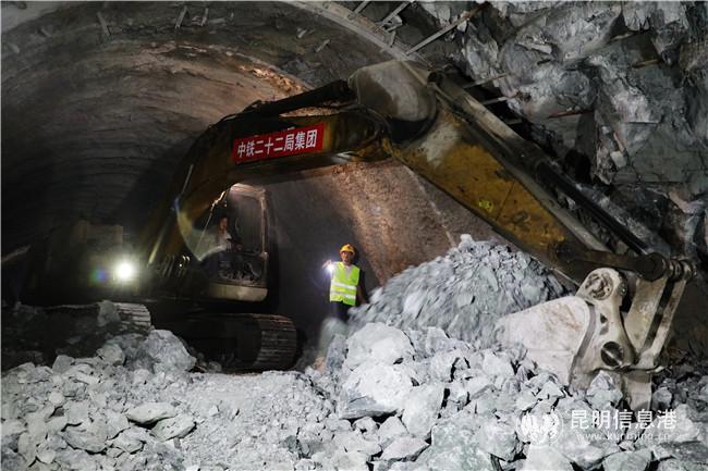 機(jī)械設(shè)備在隧道內(nèi)進(jìn)行開挖作業(yè)。