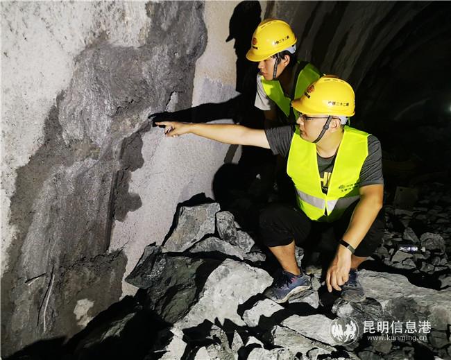 中鐵二十二局集團(tuán)施工人員研究隧道地質(zhì)情況。