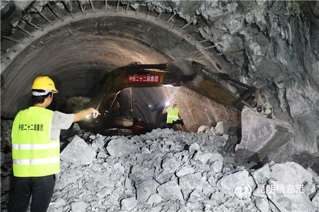 中鐵二十二局集團(tuán)施工人員指揮機(jī)械進(jìn)行開挖作業(yè)。