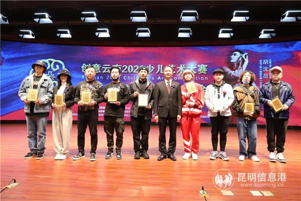 為大賽街舞評審委員頒發(fā)聘書。