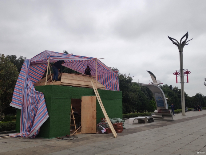 草海大壩上在建中的洗手池。