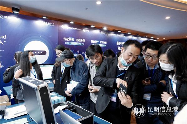 峰會外場設(shè)有豐富的產(chǎn)品展示及體驗區(qū)域1