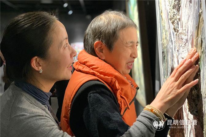 視障朋友們?cè)谥驹刚咭I(lǐng)下“欣賞”油畫(huà) (1)