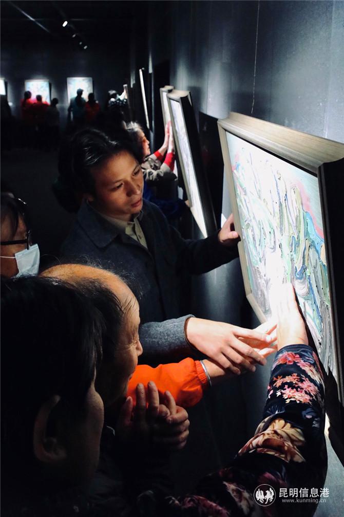 丁章玉為視障朋友講解