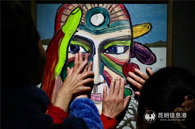 視障朋友用手指觸摸感受油畫(huà)細(xì)節(jié)