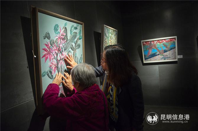 視障朋友們?cè)谥驹刚咭I(lǐng)下“欣賞”油畫(huà) (2)