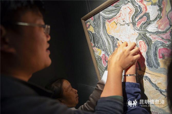 視障朋友們?cè)谥驹刚咭I(lǐng)下“欣賞”油畫(huà) (3)