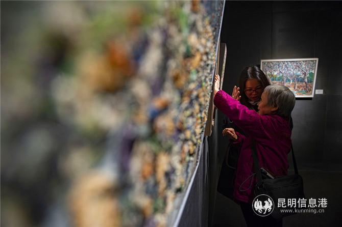 視障朋友們?cè)谥驹刚咭I(lǐng)下“欣賞”油畫(huà) (4)