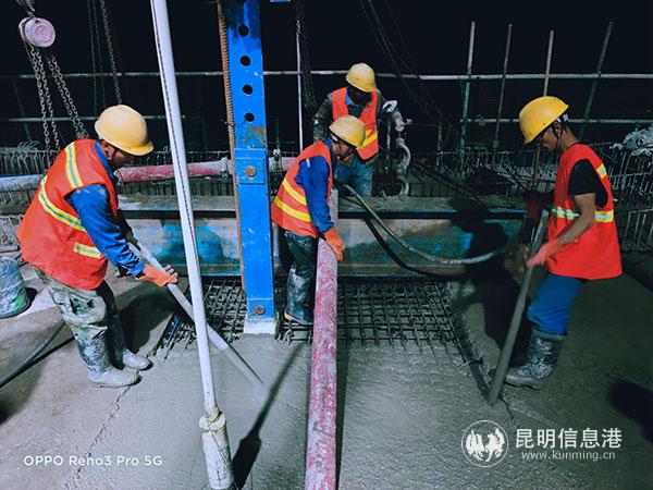 中鐵四局施工人員在合龍段澆筑混凝土。劉少元 攝