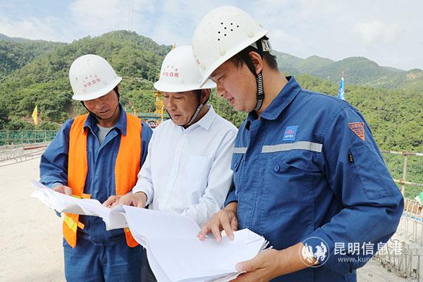 中鐵四局技術(shù)人員在大橋上研究施工圖紙。劉少元 攝