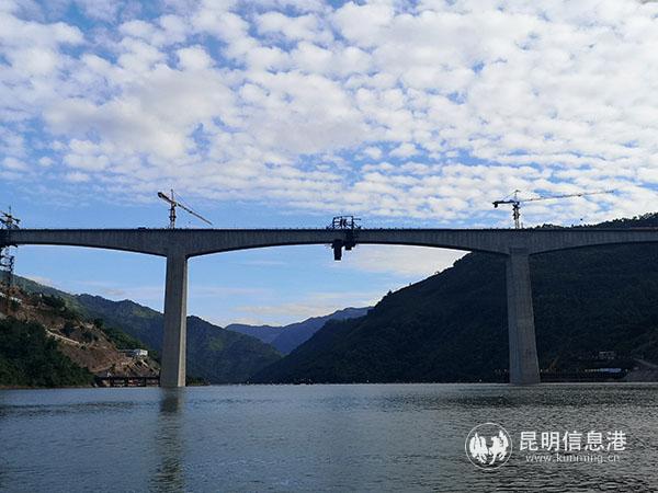 10月20日，經(jīng)過6個小時的連續(xù)作業(yè)，由中鐵四局承建的中（國）老（撾）昆（明）萬（象）鐵路阿墨江雙線特大橋合龍，大橋主跨216米的連續(xù)剛構(gòu)梁，為同類鐵路橋梁國內(nèi)最大跨度。劉少元 攝