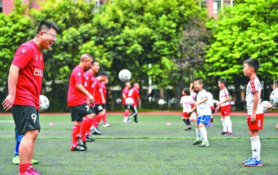 “花式”課間操走俏給學校體育帶來哪些思考 “花式”課間操走俏給學校體育帶來哪些思考