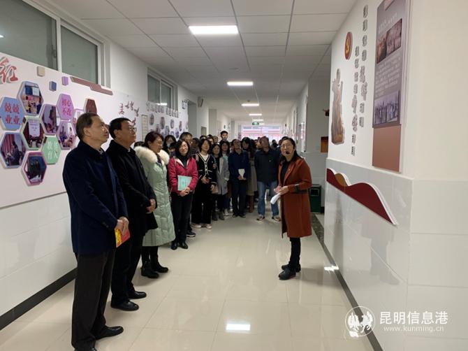 劉志茜老師在文化長(zhǎng)廊里給所有黨員講黨課 李旭東 李露娟 攝 劉志茜老師在文化長(zhǎng)廊里給所有黨員講黨課 李旭東 李露娟 攝