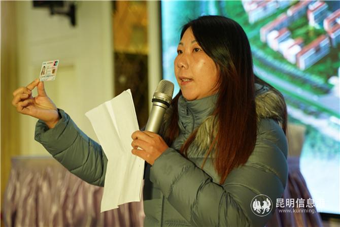 后勤老師為老教師解答醫(yī)保問題