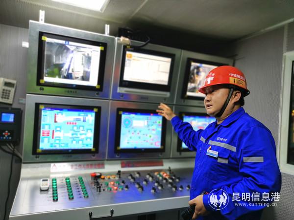 項(xiàng)目經(jīng)理徐祖鵬介紹”云嶺號“操作室