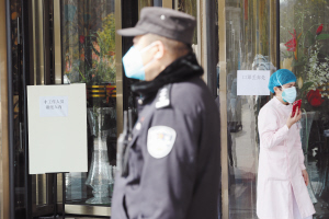 民警在留觀酒店值守。昆明市公安局供圖