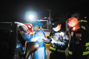 疫情防控期間，民警在入昆重點路段對來往車輛和人員進行檢查。
