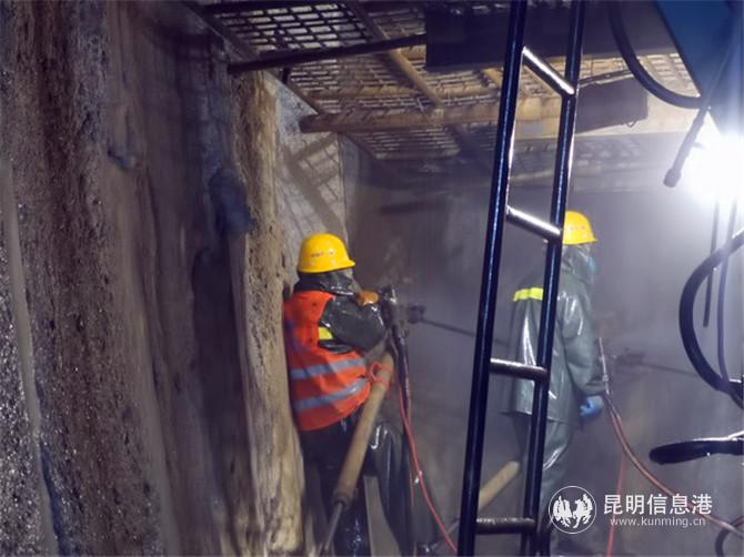 工人用風(fēng)槍進(jìn)行隧洞掌子面施工掘進(jìn) 記者李麗朱攝 工人用風(fēng)槍進(jìn)行隧洞掌子面施工掘進(jìn) 記者李麗朱攝