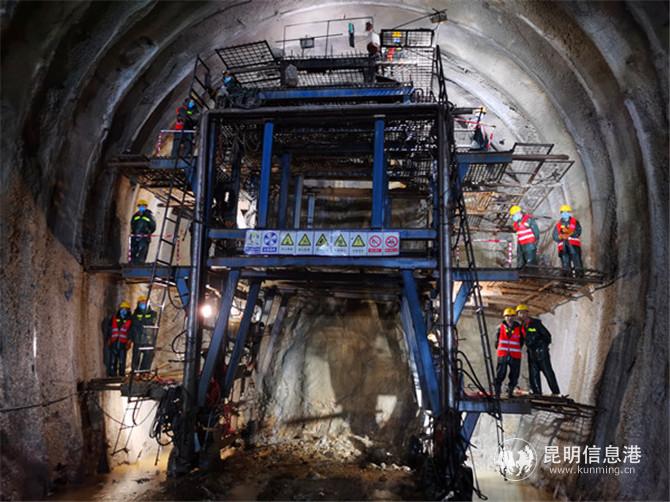 工人站在風(fēng)槍臺(tái)架上 記者李麗朱攝 工人站在風(fēng)槍臺(tái)架上 記者李麗朱攝