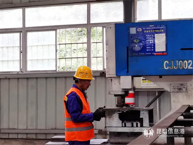 工人正在加工材料 記者李麗朱攝 工人正在加工材料 記者李麗朱攝