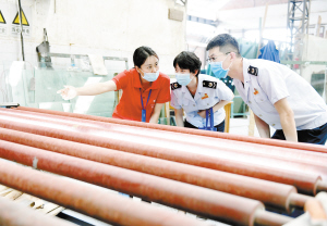 稅收經(jīng)濟(jì)分析小組到復(fù)工復(fù)產(chǎn)一線了解情況。