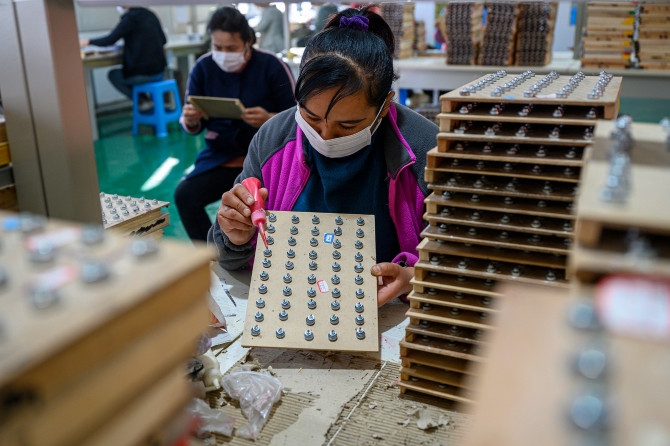 2020年10月20日，新疆克州阿圖什市阿湖鄉(xiāng)，一位女工在車間里工作。本文圖片均為澎湃新聞?dòng)浾?孫湛 圖