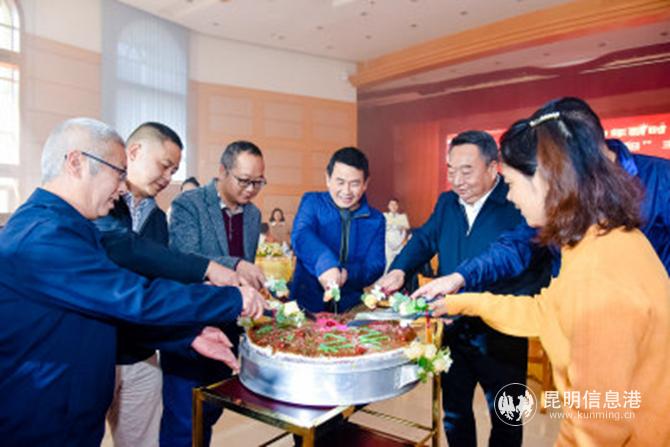 巨型重陽(yáng)糕。供圖