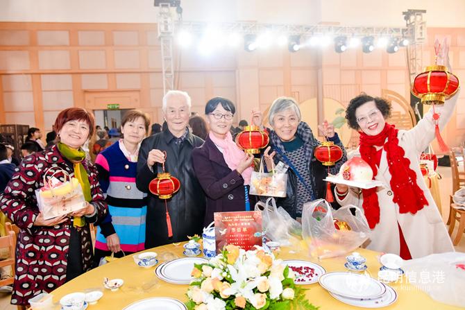 老人們點(diǎn)亮手中的燈。供圖