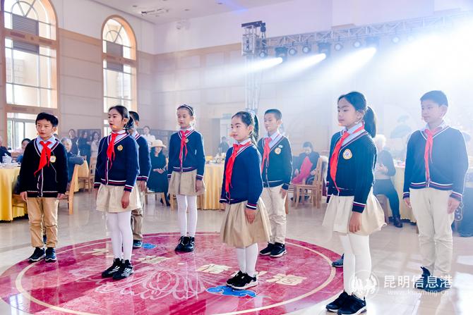 小學(xué)生朗誦詩(shī)歌。供圖