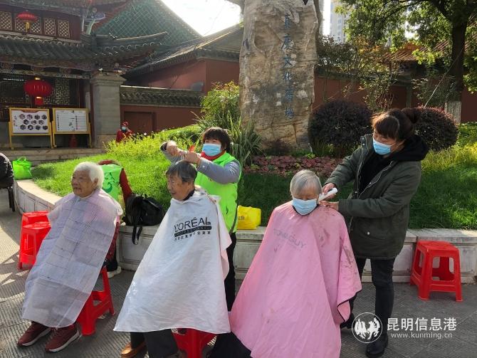 為老人免費(fèi)理發(fā)